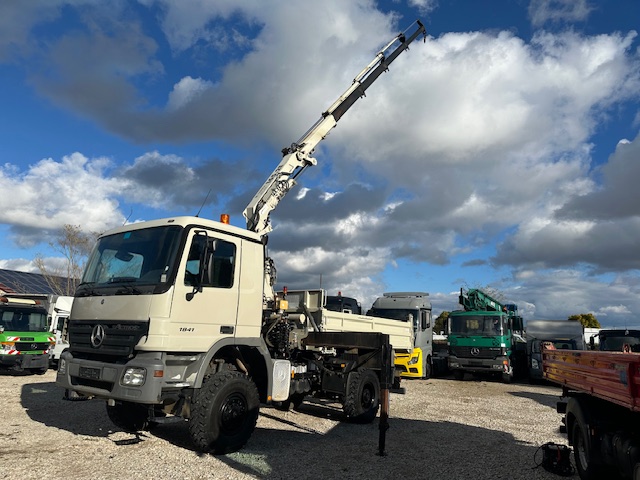 Kranfahrzeug mit Kipper